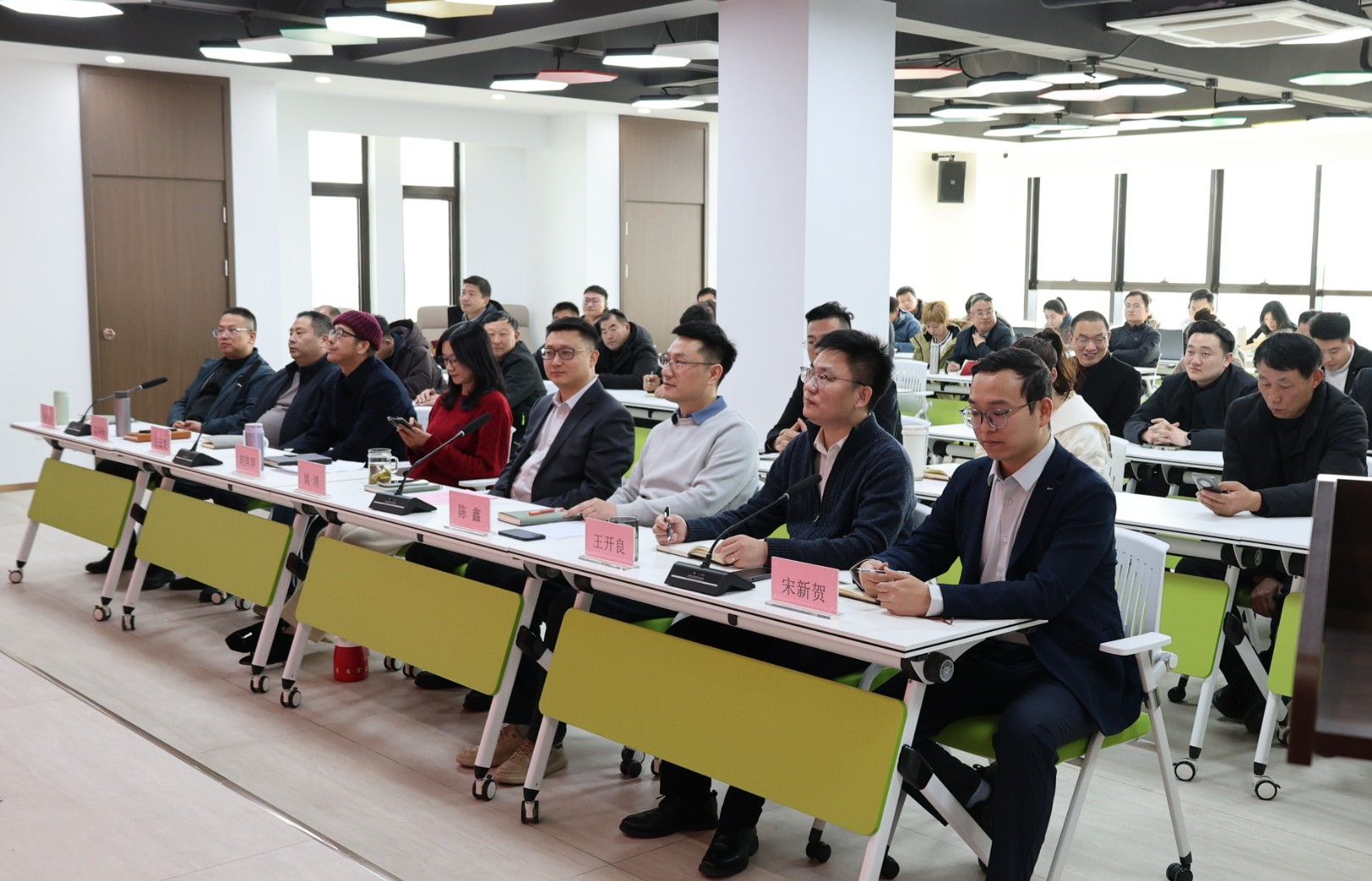 金鞍策馬 共赴新程｜鴻灌環境召開2025年度年終總結暨表彰大會