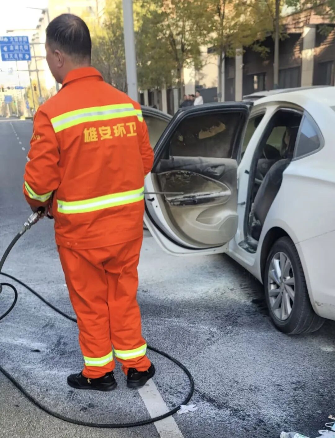 緊急時(shí)刻勇?lián)?dāng),平凡崗位綻風(fēng)采(圖4)