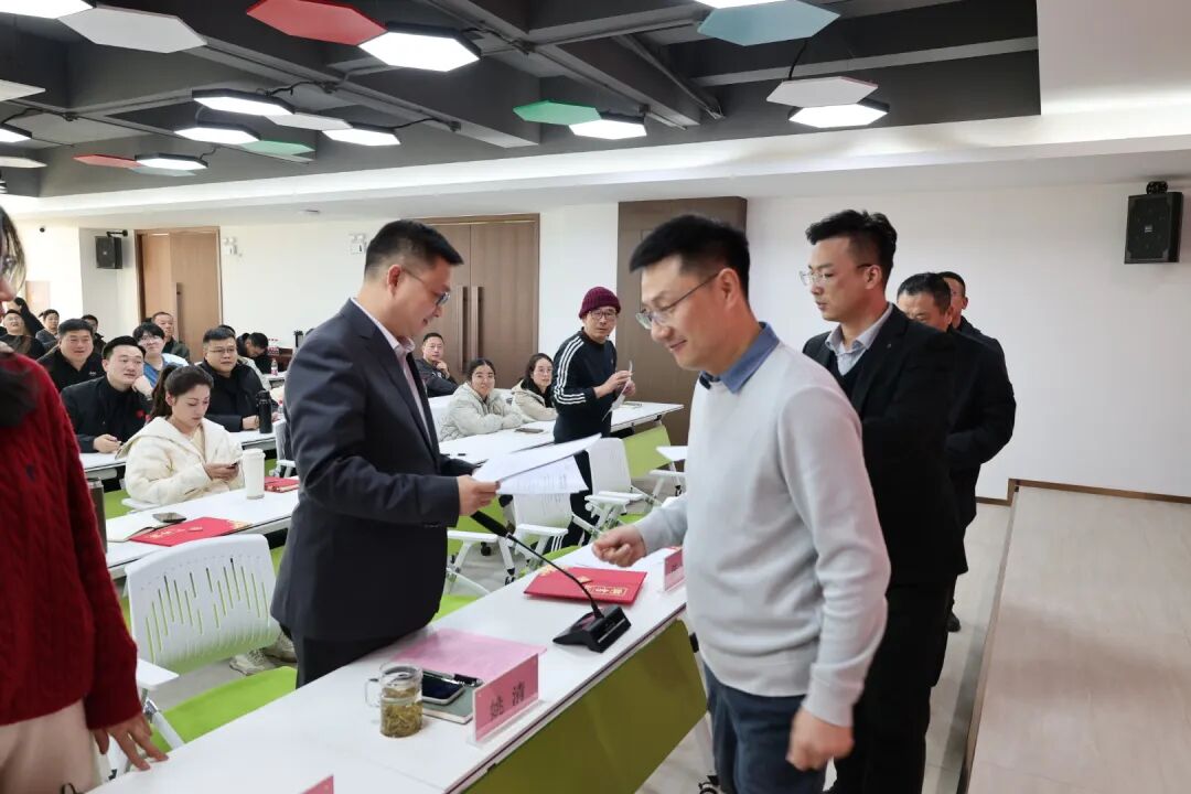 金鞍策馬 共赴新程｜鴻灌環境召開2025年度年終總結暨表彰大會(圖20)